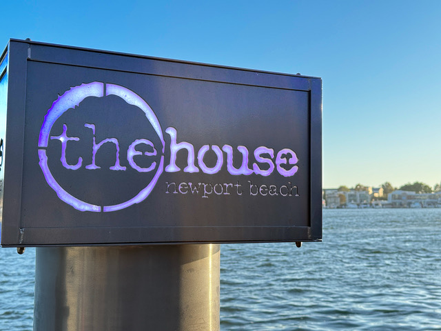 the house day glow / pink